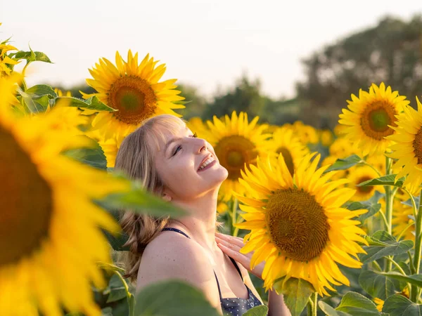 Een Vrolijke Jonge Vrouw Genietend Van Zonnig Weer Het Zonnebloemenveld — Stockfoto