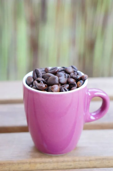 Primer Plano Vertical Una Taza Cerámica Rosa Llena Granos Café — Foto de Stock