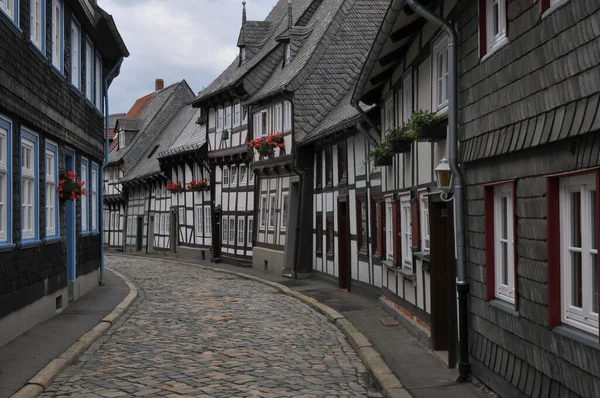 Dlážděná Ulička Mezi Středověkými Zpola Roubenými Domy Historickém Městě Goslar — Stock fotografie