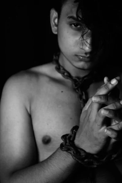 Vertical Shot Naked Asian Man Metal Chain His Neck Hands — ストック写真