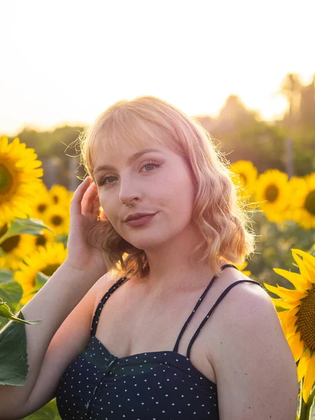 Porträt Einer Hübschen Jungen Frau Sommerkleid Die Sonnenblumenfeld Posiert — Stockfoto