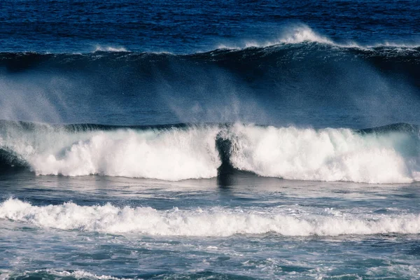 Een Prachtig Shot Van Blauwe Krachtige Zeewatergolven — Stockfoto