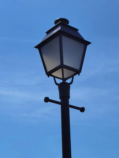 Tiro Vertical Uma Luz Rua Fundo Céu Azul — Fotografia de Stock