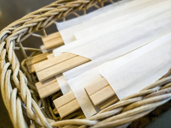 Närbild Engångsätpinnar Gjorda Lätt Balsa Trä Käpp Korg Japansk Restaurang — Stockfoto