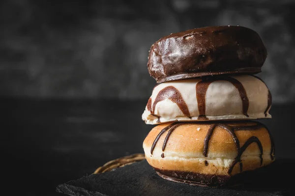 Uma Pilha Três Diferentes Donuts Frescos Com Cobertura Chocolate Caramelo — Fotografia de Stock