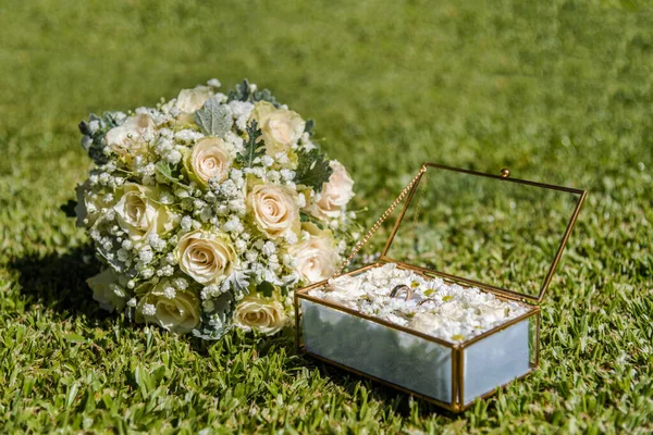 Closeup Shot Wedding Favors White Bouquet Green Grass — Stock Photo, Image