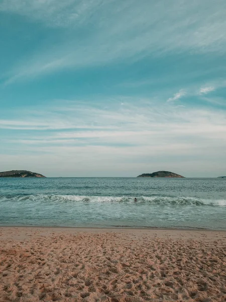 Tiro Vertical Uma Praia Cercada Pelo Mar Sob Céu Azul — Fotografia de Stock