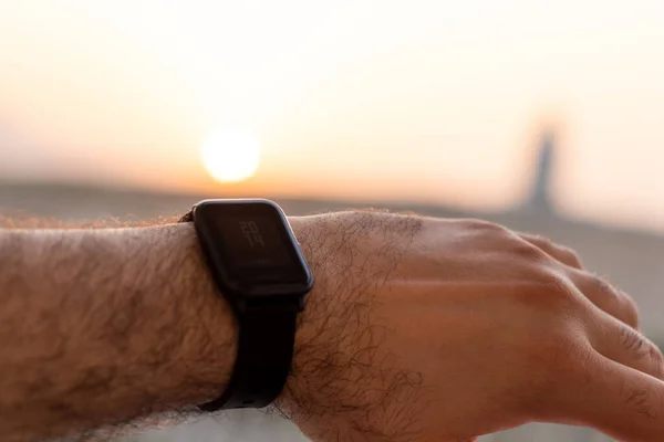 Primer Plano Una Mano Con Reloj Inteligente Que Muestra Tiempo — Foto de Stock