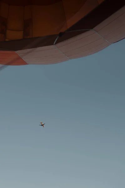 Вертикальний Низький Кут Пострілу Літака Захопленого Повітряної Кулі Небі — стокове фото
