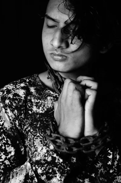 Ένα Κάθετο Πορτραίτο Ενός Νεαρού Ασιάτη Μεταλλική Αλυσίδα Γύρω Από — Φωτογραφία Αρχείου