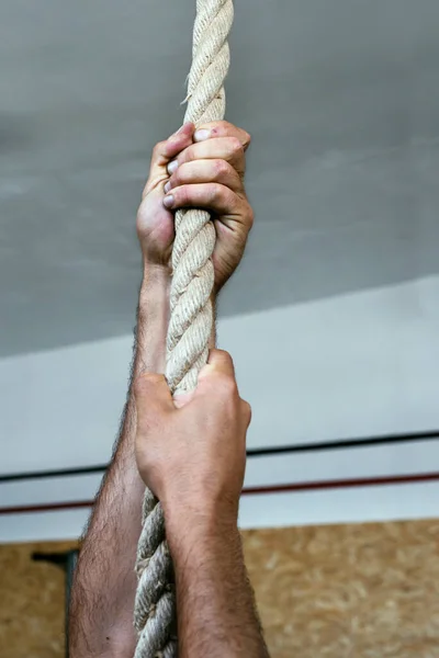 Man Som Utför Crop Hands Gripping Rope Gym — Stockfoto