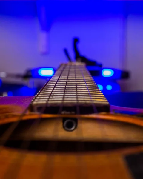 Una Toma Vertical Una Guitarra Estudio Música Sobre Fondo Luces — Foto de Stock