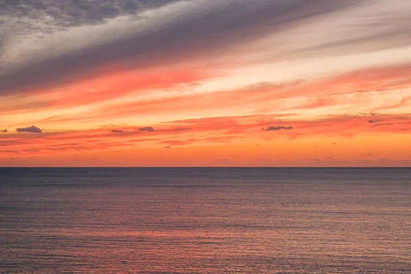 Das Ruhige Blaue Meer Während Eines Malerischen Sonnenuntergangs — Stockfoto