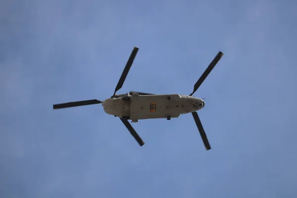 Een Lage Hoek Van Een Helikopter Met Dubbele Draaiende Bladen — Stockfoto