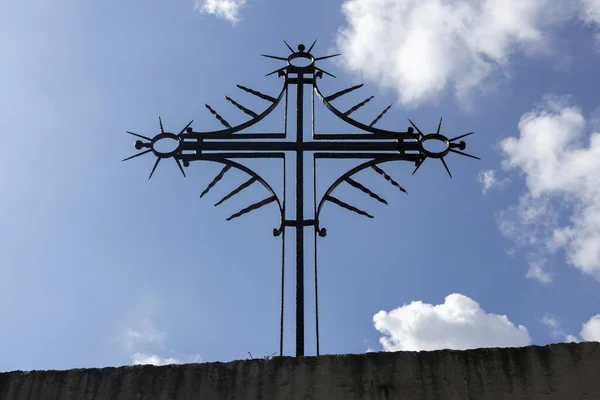 Низькокутний Знімок Декоративного Металевого Хреста Фоні Хмарного Неба — стокове фото