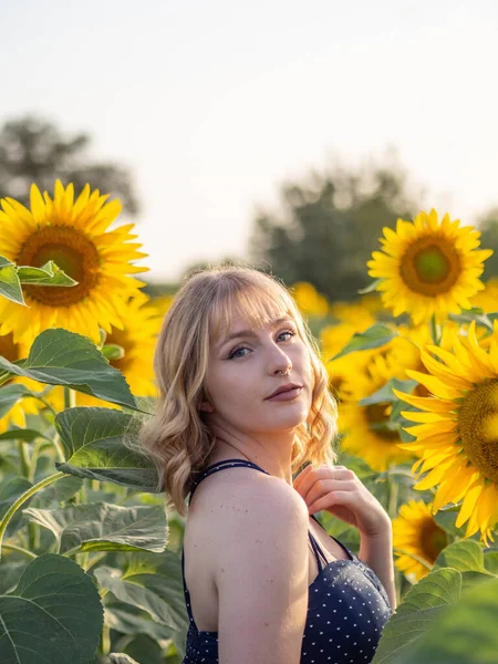 Ett Porträtt Kurvig Blondin Som Står Solrosfältet Solig Dag — Stockfoto