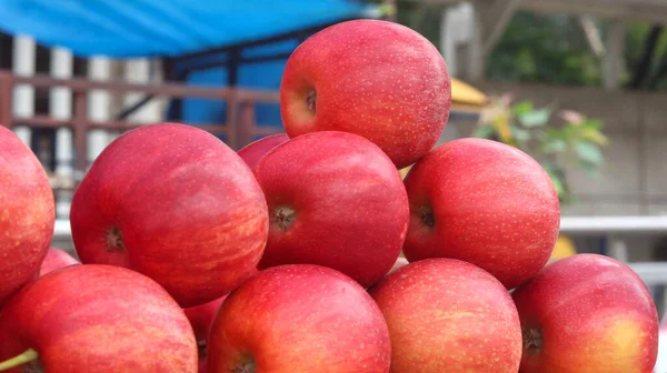 Primer Plano Montón Manzanas Rojas Mercado — Foto de Stock