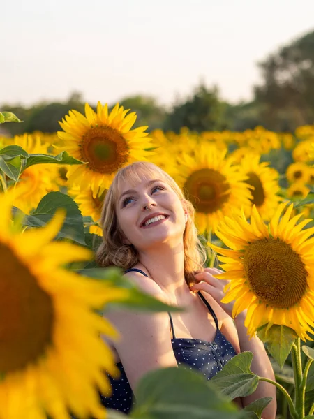 Portret Beztroskiej Młodej Kobiety Bawiącej Się Polu Słonecznika — Zdjęcie stockowe