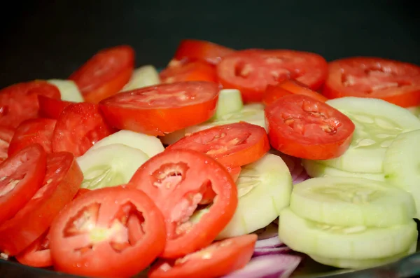 Eine Nahaufnahme Von Geschnittenen Roten Tomaten Und Gurken Auf Schwarzem — Stockfoto