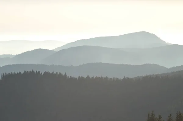 Een Horizontaal Behang Van Prachtige Berglagen Silhouetten Tijdens Een Mistige — Stockfoto