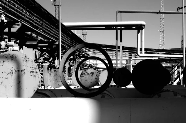 Серый Кадр Широких Металлических Труб Ярким Солнечным Светом Промышленной Зоне — стоковое фото