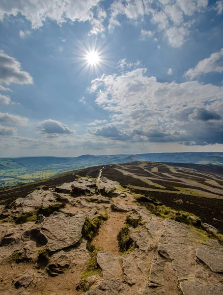 Eine Vertikale Aufnahme Einer Felsigen Klippe Mit Den Wäldern Hintergrund — Stockfoto