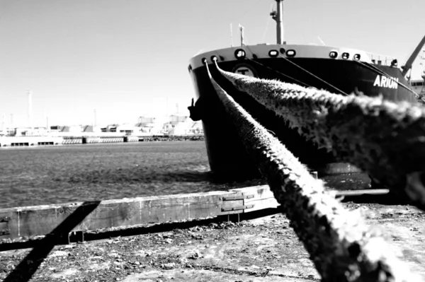 Rıhtıma Büyük Bir Tekne Bağlayan Uzun Iplerin Seçici Odak Noktası — Stok fotoğraf