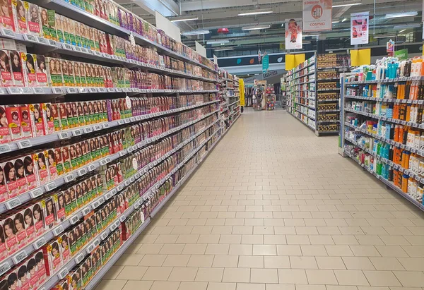 Targu Mures Roménia Junho 2021 Prateleiras Com Cosméticos Hipermercado Auchan — Fotografia de Stock