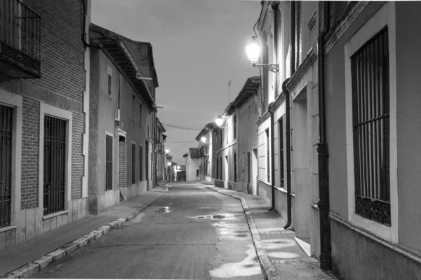 一个几乎空荡荡的城镇的街道状况 它有一种特殊的魅力 — 图库照片