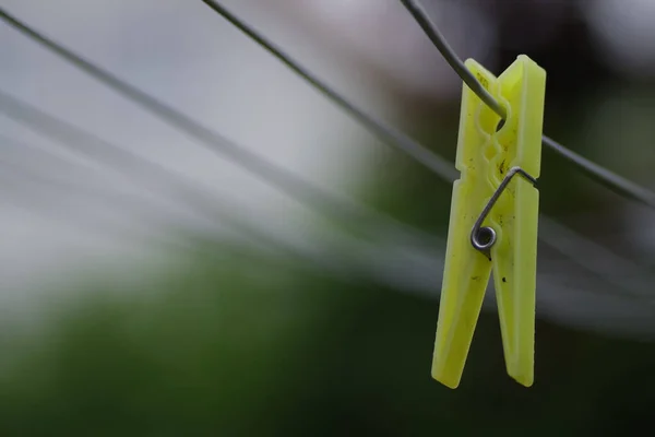 Вибірковий Фокусний Постріл Жовтого Прищіпки Мотузці Відкритому Повітрі — стокове фото