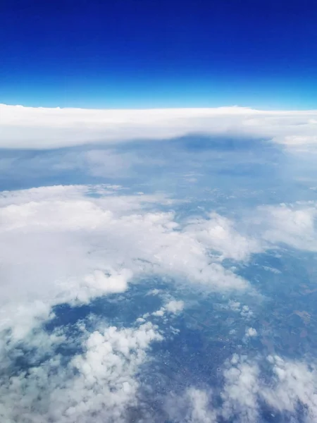 青い空に浮かぶ濃いふわふわの雲の上からの魅惑的な景色 壁紙に最適 — ストック写真