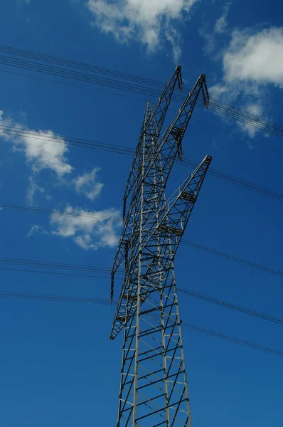 Ein Hochspannungsmast Vor Blau Weißem Himmel Bei Frankfurt — Stockfoto