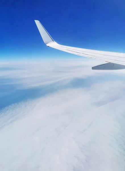 Een Betoverend Uitzicht Pluizige Wolken Blauwe Lucht Gezien Vanuit Een — Stockfoto