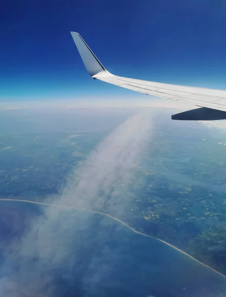Mavi Gökyüzünde Kabarık Bulutların Atmosferik Görüntüsü Bir Uçaktan Görülüyor Duvar — Stok fotoğraf