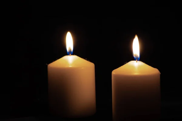 Nahaufnahme Von Zwei Kerzen Mit Flamme Isoliert Auf Dunklem Hintergrund — Stockfoto