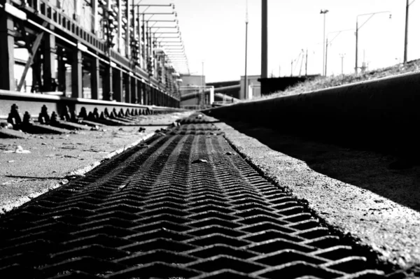 Demiryolu Raylarının Ağır Metal Yapılarının Gri Tonlu Görüntüsü — Stok fotoğraf
