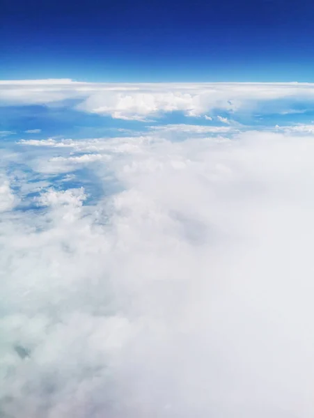 Μια Μαγευτική Θέα Από Ψηλά Πυκνά Χνουδωτά Σύννεφα Στον Γαλάζιο — Φωτογραφία Αρχείου