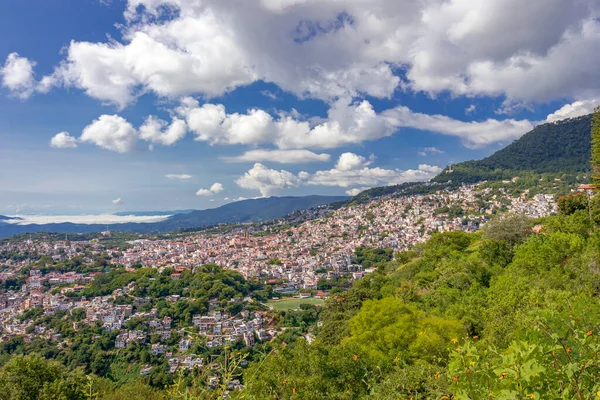 Primer Plano Una Ciudad Colina Con Vegetación Primer Plano — Foto de Stock