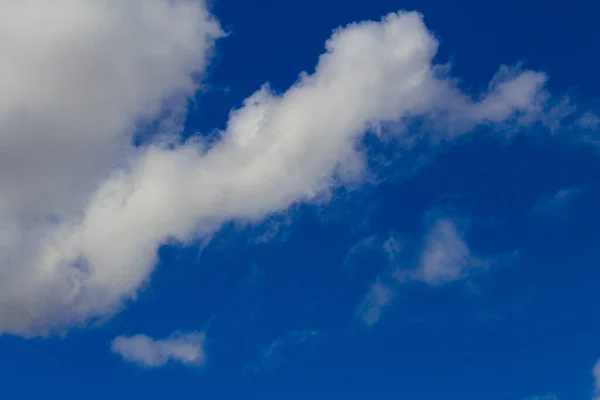 Céu Azul Verão Com Nuvens Brancas Fazendo Formas Caprichosas Assim — Fotografia de Stock