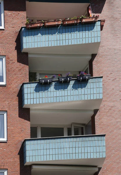 함부르크에 아파트 건물에서 현대식 발코니를 수직으로 — 스톡 사진