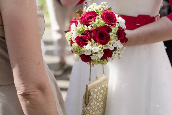 Bruden Håller Sin Vackra Bröllopsbukett Medan Hon Pratar Med Bröllopsceremonin — Stockfoto
