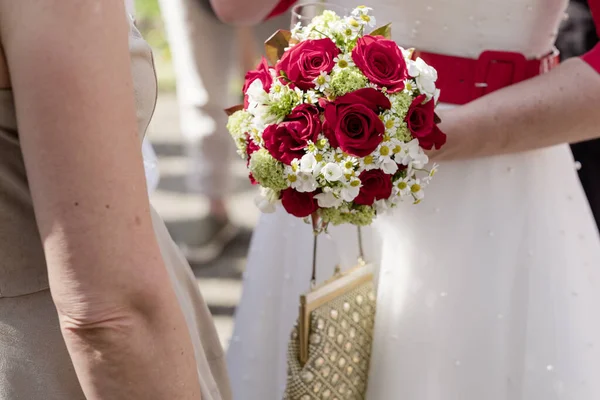 Novia Sosteniendo Hermoso Ramo Bodas Mientras Habla Con Ceremonia Boda — Foto de Stock