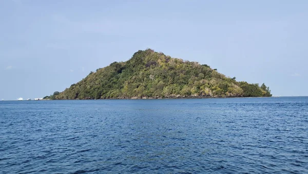 Close Uma Ilha Cercada Por Oceano Azul Dia Ensolarado Claro — Fotografia de Stock