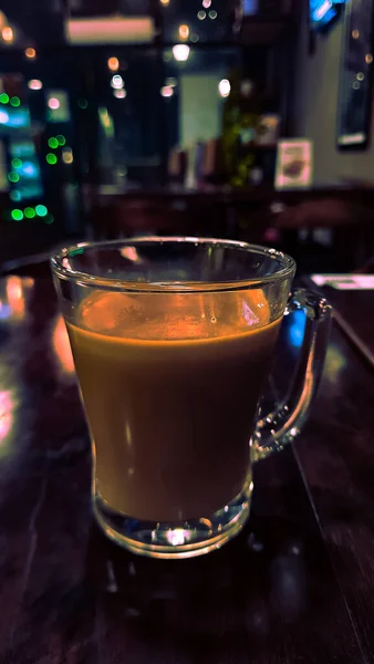Вертикальный Снимок Молочного Кофе Столе Кафе — стоковое фото