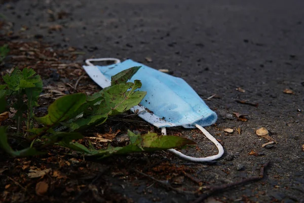 Enfoque Selectivo Una Mascarilla Lanzada Sobre Asfalto —  Fotos de Stock