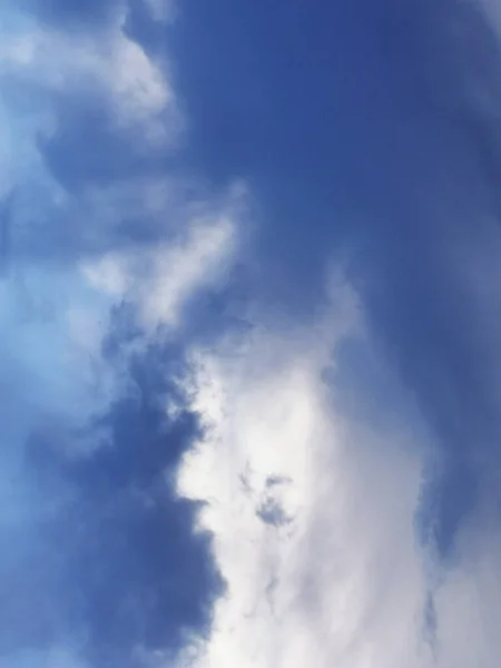 Uma Bela Vista Densas Nuvens Macias Céu Azul Perfeito Para — Fotografia de Stock