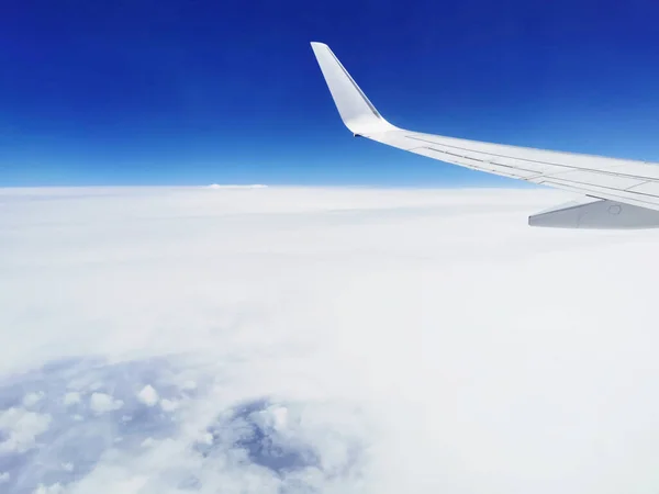 飛行機から見た青い空のふわふわした雲の魅惑的な景色 壁紙に最適 — ストック写真