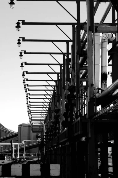 Eine Vertikale Graustufenaufnahme Von Schwermetallkonstruktionen Einem Industriegebiet — Stockfoto