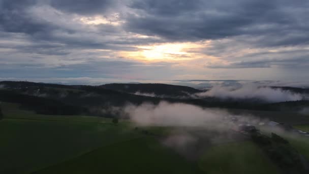 Аерофотозйомка Туману Над Фермами Будинками Селі Заході Сонця — стокове відео