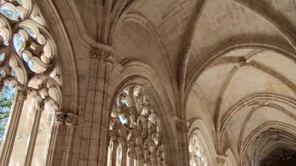 西班牙塞戈维亚主教座堂的天花板 走廊和墙壁的内景 — 图库视频影像